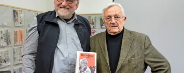 Toneta Hočevarja (desno) je v Piranu o njegovih “skušnjavah” 
zaslišal novinarski kolega Branko Maksimovič.