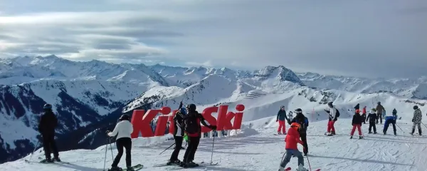 Smučišča nad Kitzbühlom so prepoznavna in obljudena. 