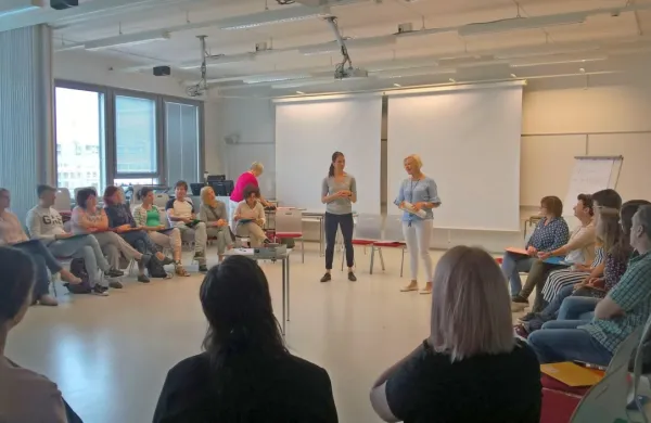 V okviru projekta je v Helsinkih potekalo   izobraževanje za učitelje 
o osnovah coachinga, ki je na Finskem bolj vpet v poučevanje.