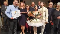 Člani Lions kluba so po ogledu baleta Trnuljčica razveselili 
ravnatelja in učence hrpeljske osnovne šole. 
