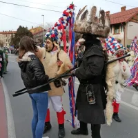 Hrušiški škoromati so v svoje klešče lovili dekleta.  