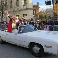 Kralj Trumpič in kraljica Melisa sta se pripeljala v ameriškem 
slogu.