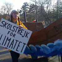 “Greta” iz skupine Ferlugi in Piščanci je protestirala tudi zaradi 
premalo  vina, piva in šnopca. “Alkohol je dober, ker ogreje tudi 
srce in ne ozračja,” je povedala vztrajna mladenka.

