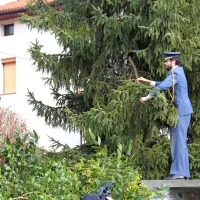 Dirigent godbe iz Anhovega, ki je bila tako velika, da so jo morali 
skriti na sosednje dvorišče. 