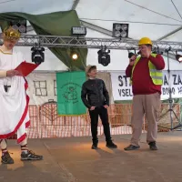 Župan Tomaž Vencelj se je na pustovanje vrnil izpod nevarnega 
kamna v Zali, brez ministrice, a v družbi dveh mini stricev.