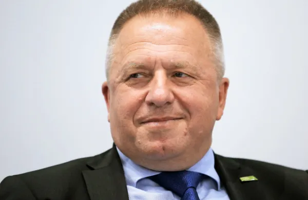 Posledice izbruha koronavirusa na slovensko gospodarstvo še 
niso velike, je pa že opaziti nekatere težave, je po sestanku z 
direktorji nekaterih večjih podjetij povzel minister za gospodarstvo Zdravko Počivalšek. 