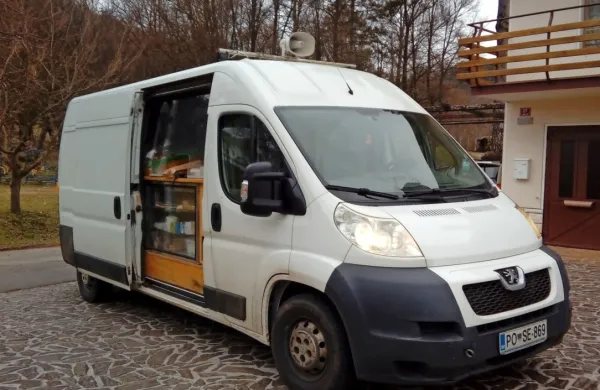 Potujoča trgovina vsak torek in četrtek dopoldne obišče Brkine in 
Vremsko dolino. 