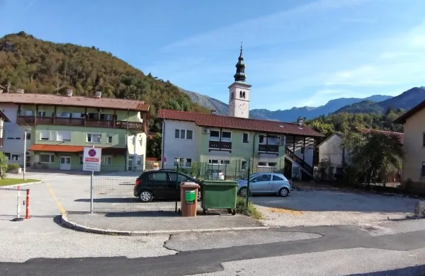 Tudi z občinskega parkirišča (desno) stanovalci ne dovolijo 
dostopa po koščku svojega zemljišča. 