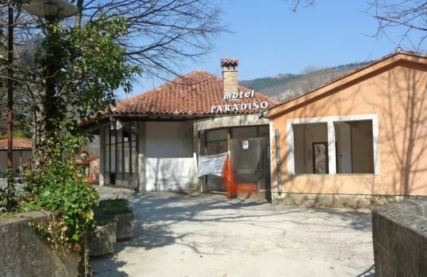 Domačini verjetno še dobro pomnijo čase, ko je v dolini Rižane
uspešno posloval motel Paradiso, kjer so gostje na svoje krožnike
dobili sveže postrvi iz bližnje ribogojnice.
