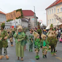 “Poček, zakaj nam mažeš vodni potoček?”  so opozorili Podnebni 
troli izpod Soviča, ki se borijo proti onesnaževanju okolja.