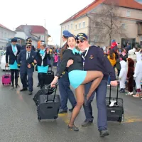 Postojna beleži dolgo tradicijo pustovanja, ki satirično-komične vsebine (na fotografiji posadka 
propadle Adrie Airways iz PGD Studenec) prepleta s tradicionalnimi, folklorno obarvanimi maskami.   

