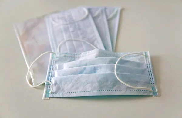 Zaradi navala zmanjkuje zaščitnih kirurških mask.