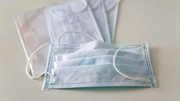 Zaradi navala zmanjkuje zaščitnih kirurških mask.