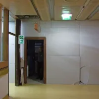 V kleti so uredili začasni vhod na območje, kjer gradbince čaka 
ureditev prostorov za radiologijo.  