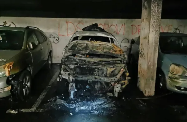 V začetku februarja je v garažni hiši zgorel zapuščen renault 
scenic, požar pa je poškodoval še dva avta ob njem.