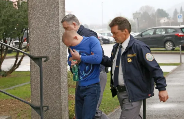 Šved Alexander B. je včeraj sicer priznal očitke iz obtožbe, a se 
kaznivih dejanj ne spomni.