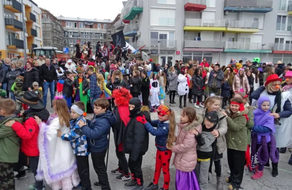 Približno 350 učencev in učiteljev se je včeraj popoldne sprehodilo 
od šole v Hrpeljah do trga pri knjižnici na Kozini. 