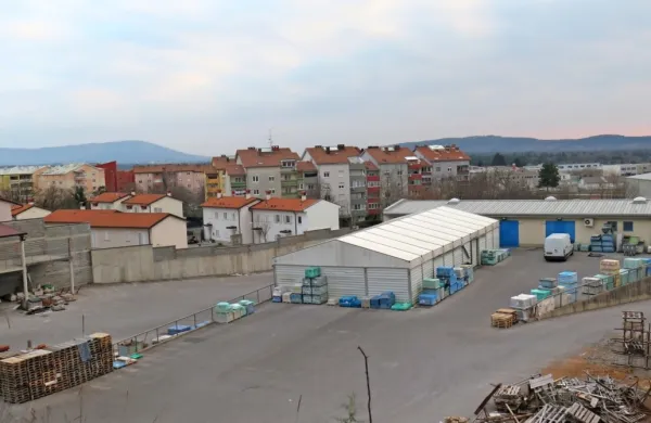 Obstoječo trgovsko stavbo na Lenivcu nameravajo dvigniti in v 
njej zgraditi 15 stanovanj, za njo pa zgraditi še podobno veliko 
stavbo z 20 stanovanji. 