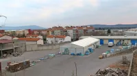 Obstoječo trgovsko stavbo na Lenivcu nameravajo dvigniti in v 
njej zgraditi 15 stanovanj, za njo pa zgraditi še podobno veliko 
stavbo z 20 stanovanji. 