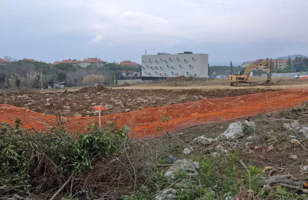 Kompleks stavb raziskovalnega inštituta InnoRenew CoE naj bi 
zgradili do jeseni 2021, če pa stavb konec marca 2022 še ne bi bilo, 
bi izgubili  obljubljen evropski denar. Nadejajo se namreč kar 45 
milijonov evrov  državnega in evropskega denarja.  