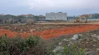 Kompleks stavb raziskovalnega inštituta InnoRenew CoE naj bi 
zgradili do jeseni 2021, če pa stavb konec marca 2022 še ne bi bilo, 
bi izgubili  obljubljen evropski denar. Nadejajo se namreč kar 45 
milijonov evrov  državnega in evropskega denarja.  
