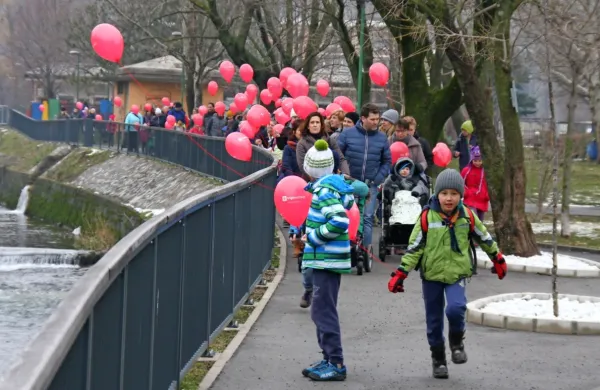 

V soboto ob 11. uri se lahko tudi v Ajdovščini, Idriji in Postojni 
pridružite vseslovenskemu pohodu z rdečimi baloni. V Novi Gorici 
pa bo pohod že danes ob 10. uri.

