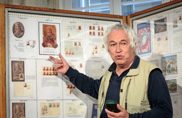Mitja Jančar pred filatelistično razstavo o Tartiniju.