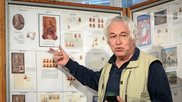 Mitja Jančar pred filatelistično razstavo o Tartiniju.