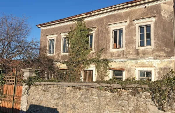 Stavba starega župnišča v Pliskovici bi lahko sprejela 45 šolarjev, 
če bi ministrstvo izpeljalo svoj načrt in jo obnovilo. 