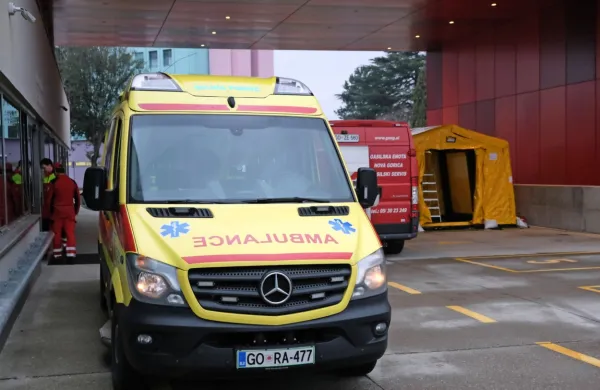 Zdravniki menijo, da bi  bilo vstopne točke najbolj primerno  urediti ob enotah NIJZ.