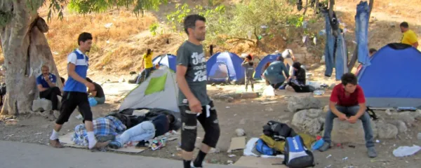 Sirski begunci na  Lesbosu, ko stanje tam še ni bilo tako katastrofalno,  kot je danes. Na manjših otokih in v zakotnih delih 
Sirije so razmere še mnogo bolj nečloveške.


