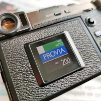 Info zaslon na zadnji strani  LCD zaslona nam vseskozi prikazuje 
nastavljive informacije in nas odvrača od pogleda na narejene 
posnetke. 