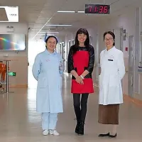  Potem ko so ji doma zdravniki  povedali, da ji ne morejo več 
pomagati, so ji na Kitajskem vlili novo upanje.  