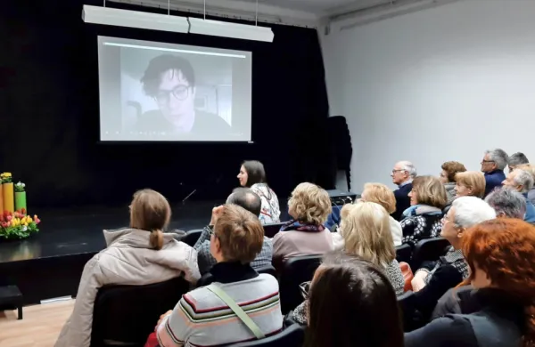  Polno dvorano Hiše kulture v Sv. Antonu je Gregor Božič nagovoril z videoposnetka. 