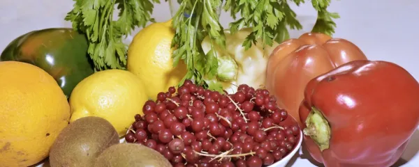 Vitamin C potrebujemo vse leto, na petek in svetek, 24 ur na dan, 
ne samo ko razsajajo virusi.