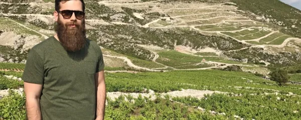Ivan Miloš v družinskih vinogradih na Pelješcu, v katerih je vse 
delo opravljeno ročno. 