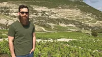 Ivan Miloš v družinskih vinogradih na Pelješcu, v katerih je vse 
delo opravljeno ročno. 