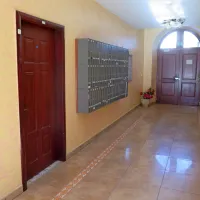 V pritličju so urejena stanovanja, čeprav  po občinskih prostorskih 
načrtih to ni dovoljeno. 