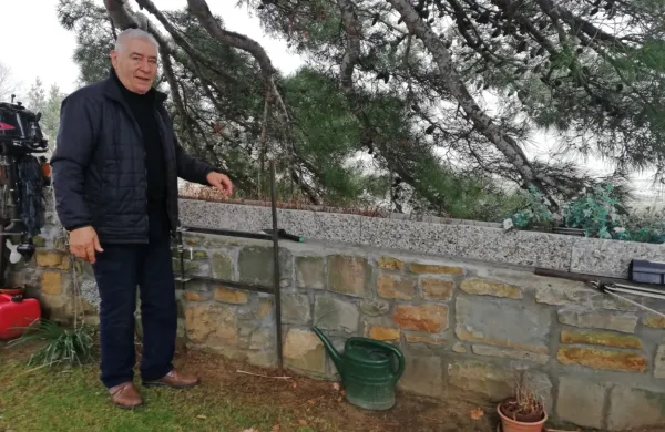 Alessandro Austeni ob podpornem zidu, pod katerim se v morje 
izliva hudournik.  
