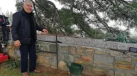 Alessandro Austeni ob podpornem zidu, pod katerim se v morje 
izliva hudournik.  