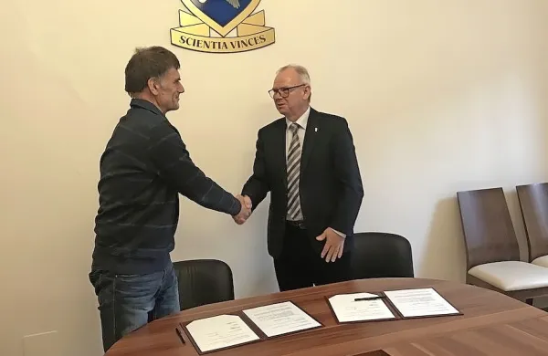 Podatke o črnem ogljiku, ki jih bo Lenarčič zbral na okoljski misiji, 
bodo obdelali na Centru za raziskave atmosfere, ki deluje v okviru 
novogoriške univerze. 