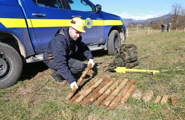 Martin Abramič ob 14  najdenih vojnih ostankih