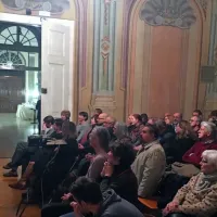  Premierno so dokumentarni film želeli predstaviti v Trstu, v 
Narodnem domu, a je previdnost zaradi koronavirusa botrovala 
selitvi  v Ljubljano. 