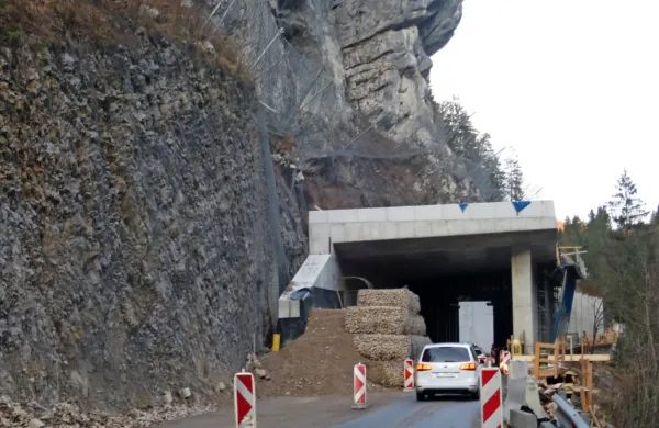 Z gradnjo v celoti 8,5 milijona evrov vredne galerije v Zali in ureditvijo ceste med Godovičem in Logom se vlaganja države v ceste v občini 
Idrija za nekaj let končujejo.