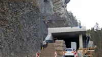 Z gradnjo v celoti 8,5 milijona evrov vredne galerije v Zali in ureditvijo ceste med Godovičem in Logom se vlaganja države v ceste v občini 
Idrija za nekaj let končujejo.