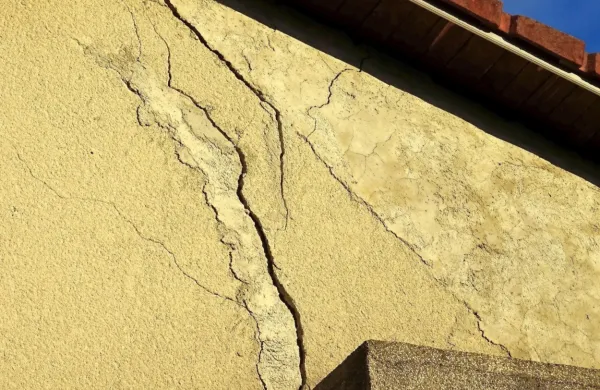 Posedanje temelja lahko ogrozi statično stabilnost objekta. Foto: 
Uretek