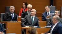 Predsednik SDS Janez Janša je v državnem zboru na tajnem 
glasovanju dobil mandat za sestavo nove vlade.