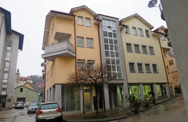 Najmlajši stanovanjski stolpič, kot nadomestna gradnja v Idriji,
nosi letnico 2006.