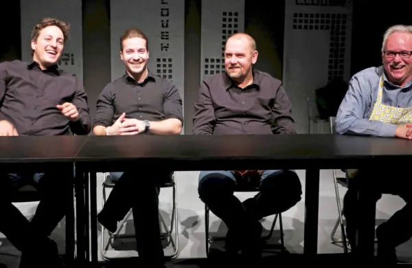 V skečih, povezanih pod naslovom Shoes u glavo, igrajo (z leve) 
Žan Papič, Dominik Vodopivec, Franko Korošec in Boris Devetak. 