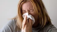 Človek, ki smrka, kiha in kašlja, v obliki kapljic  stresa v ozračje 
viruse, z neumitimi rokami pa jih prenaša tudi na predmete.